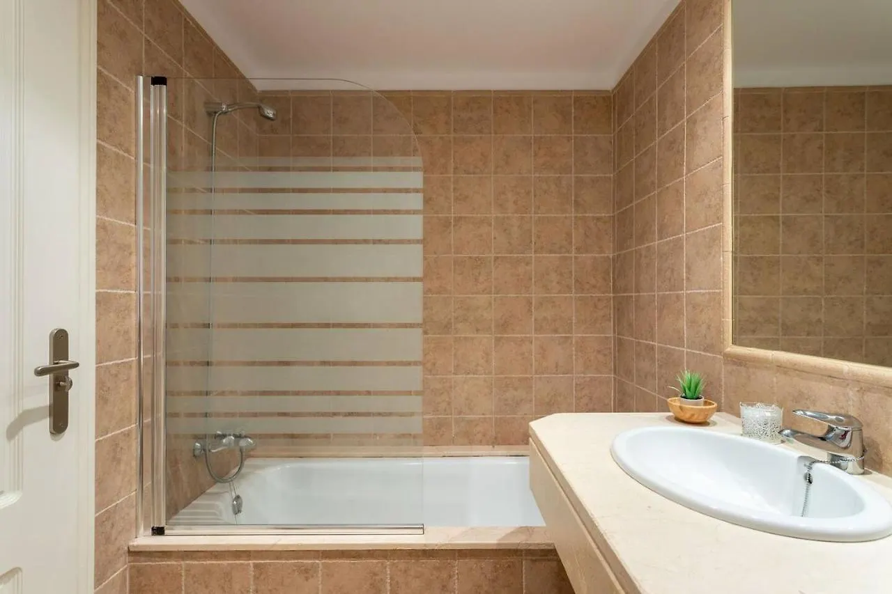 Royal Apartment W/Shared Pool, Terrace &A/C Màlaga 0*,  Španělsko